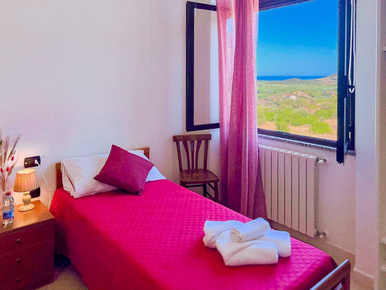 Camera doppia con bagno privato e vista mare in Gonnesa, Iglesiente