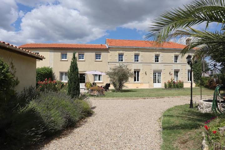 Gîte pour 3 personnes, avec piscine ainsi que vue et jardin, animaux acceptés à Marcillac (Gironde)