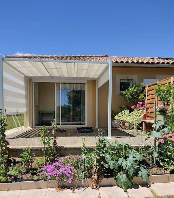 Gîte pour 6 personnes, avec vue sur le lac ainsi que vue et jardin dans Base de loisirs de Saramon