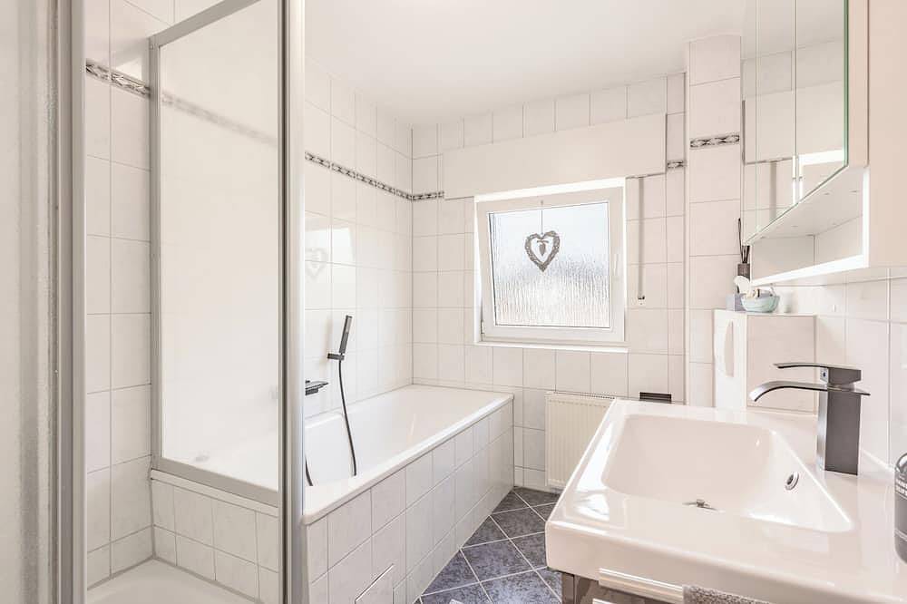 Ganze Wohnung, Fewo Gladbeck Große 2 Zimmerwohnung mit Balkon nahe Moviepark & Arena Aufschalke in Gladbeck, Kreis Recklinghausen