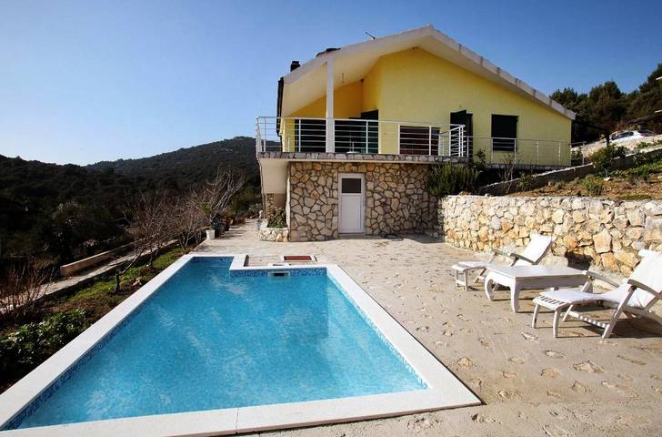 Villa pour 6 personnes, avec jardin ainsi que piscine et vue, animaux acceptés à Marina