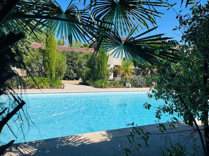 Location de vacances pour 4 personnes, avec jardin et piscine à Nercillac