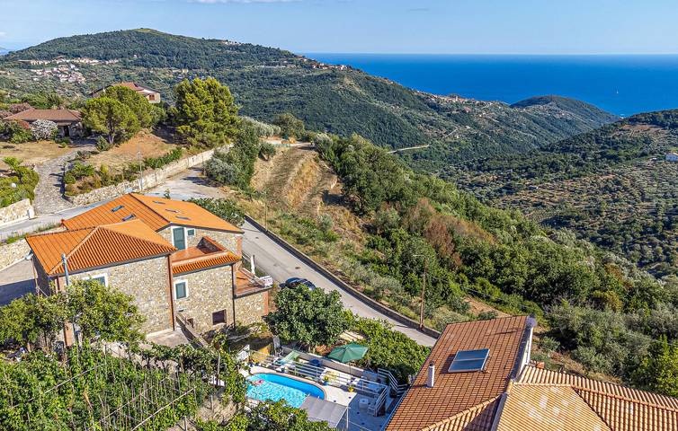 Accogliente appartamento di 140mq con AC, parcheggio, piscina e giardino vicino a San Mauro Cilento in San Mauro Cilento, Cilento Coast