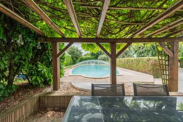 Gîte pour 10 personnes, avec terrasse ainsi que piscine et jardin à Saint-Georges-lès-Baillargeaux