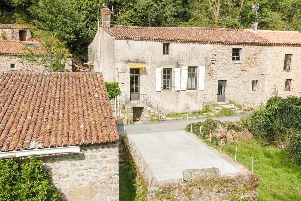 Charming Riverside Cottage for 6, Renovated, Near Puy du Fou in Mortagne-sur-Sèvre, Loire Valley
