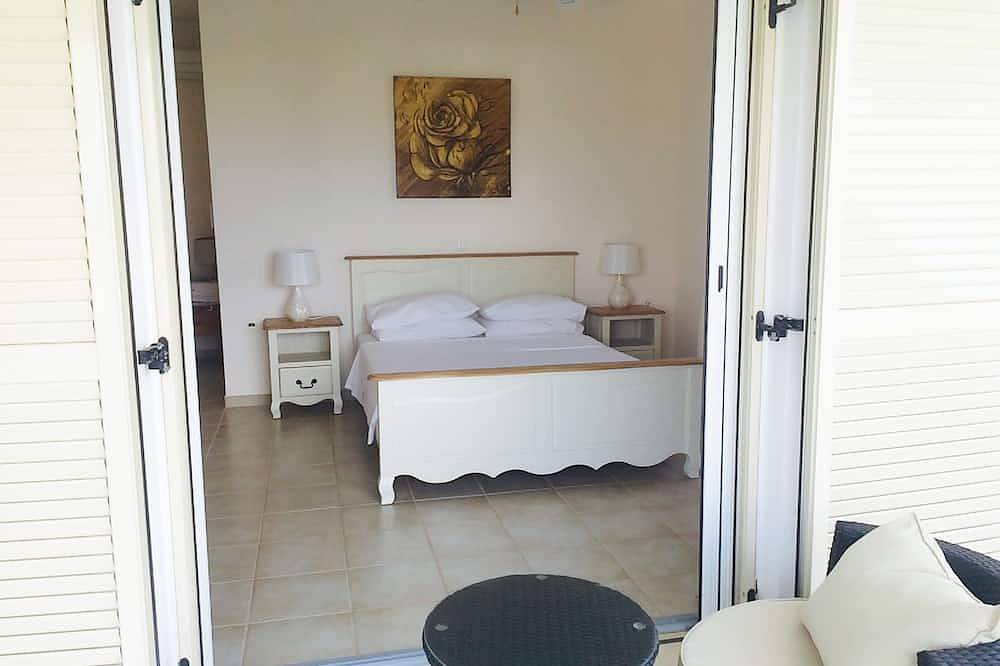 Villa mit privatem Pool und wunderschönem Meerblick - leicht zu Fuß zum Zentrum in Kassiopi, Korfu