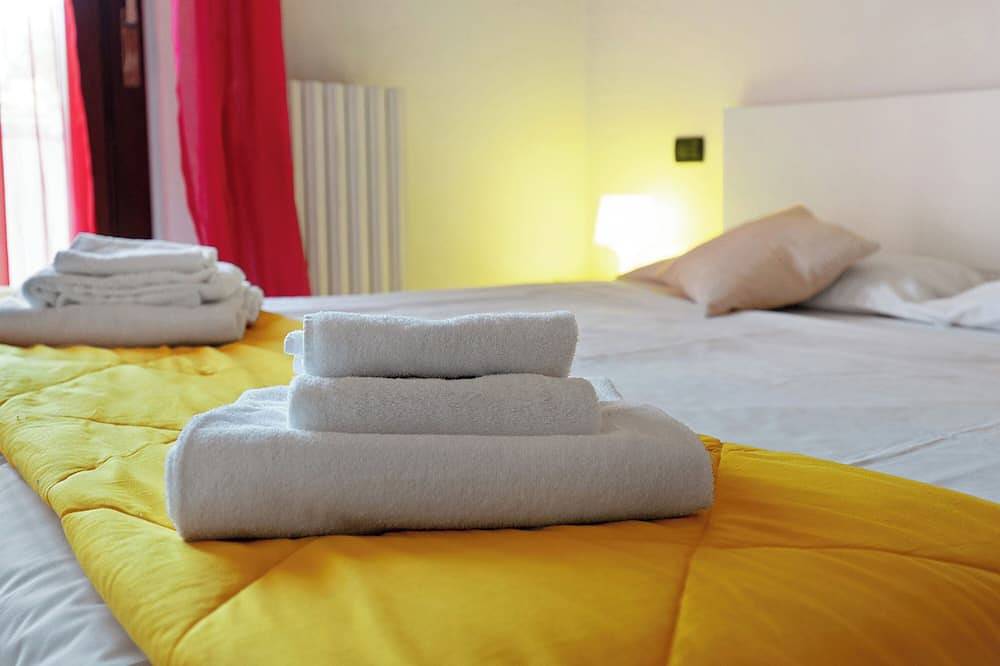 Entire apartment, Apartment 'Athena' with Private Garden, Wi-Fi and Air Conditioning in Castelnuovo del Garda, Garda Mountains