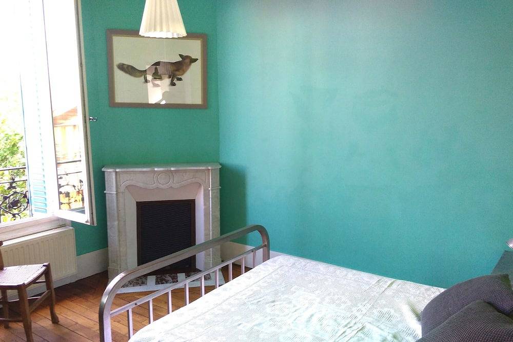 Charming and spacious house, for 12p. Garden, Parking lots, 5' away from metro in Les Lilas, Seine-Saint-Denis