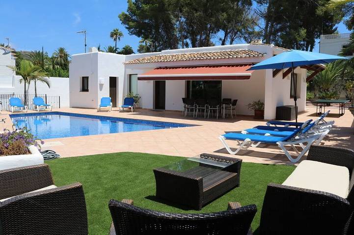 Villa for 8 people, with Terrace and Garden in Moraira