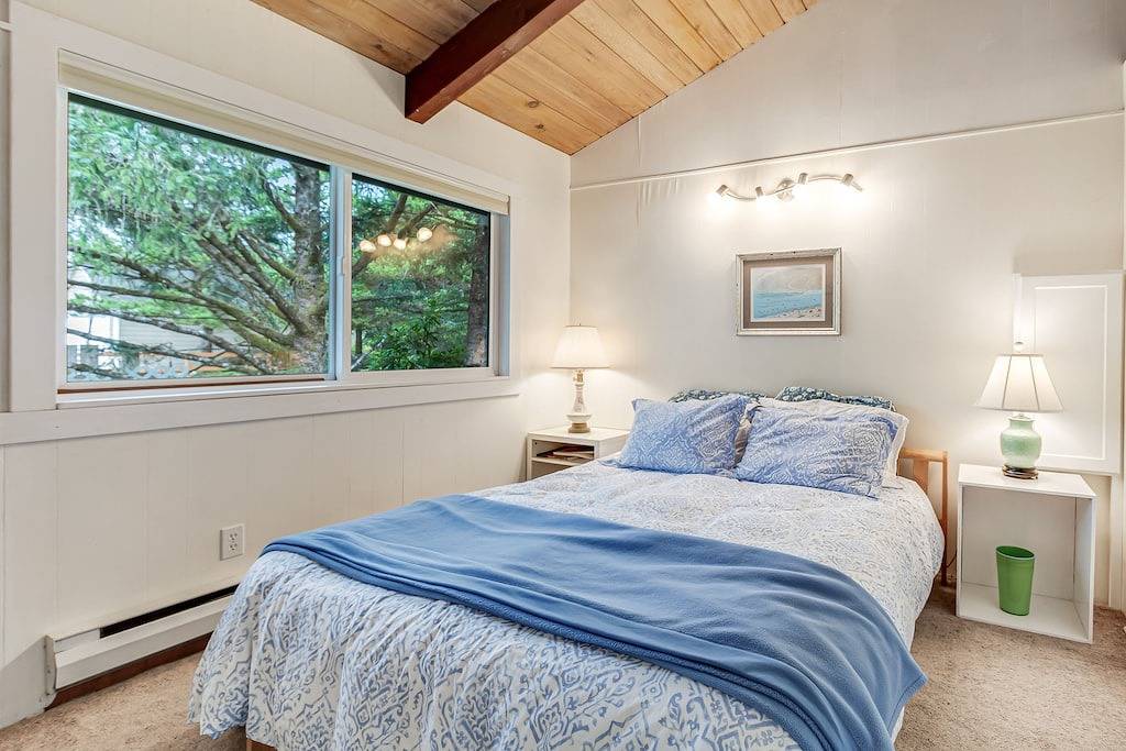 Adorable cottage near the beach w/ wood stove, firepit, & full kitchen in Copalis Beach, Grays Harbor County