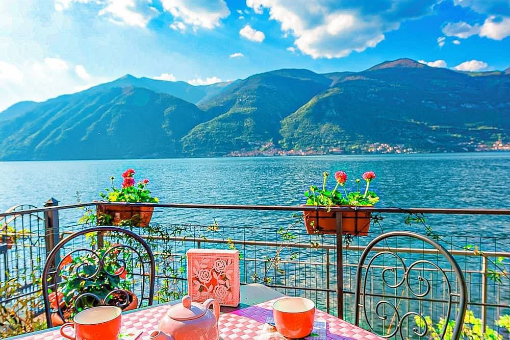 Ganze Wohnung, Geschmackvoll möblierte 2-Zimmer-Wohnung in direkter Seelage mit Pool und Privatstrand in Lezzeno, Comer See