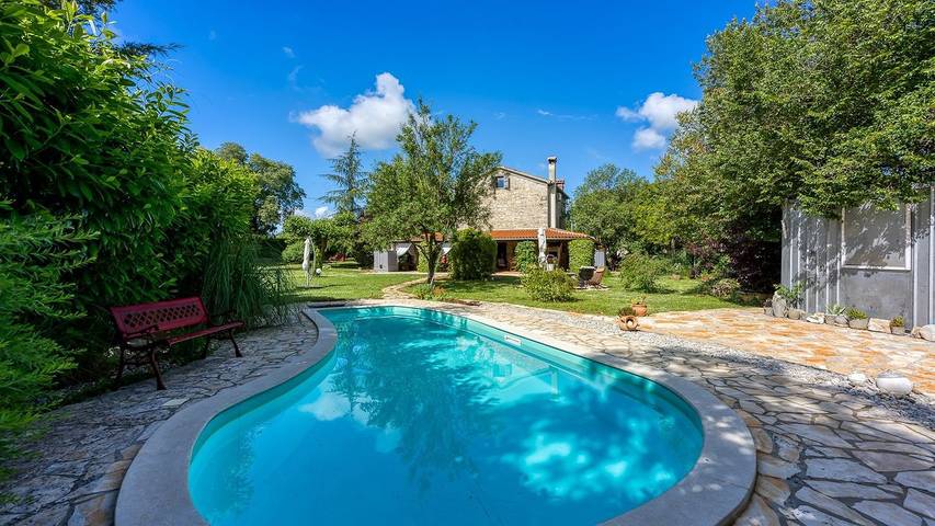 Ferienhaus für 6 Personen, mit Pool und Garten, mit Haustier