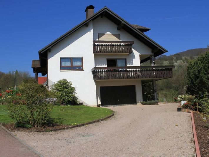 Ferienwohnung für 4 Personen, mit Balkon und Ausblick sowie Garten, kinderfreundlich an der Bergstraße