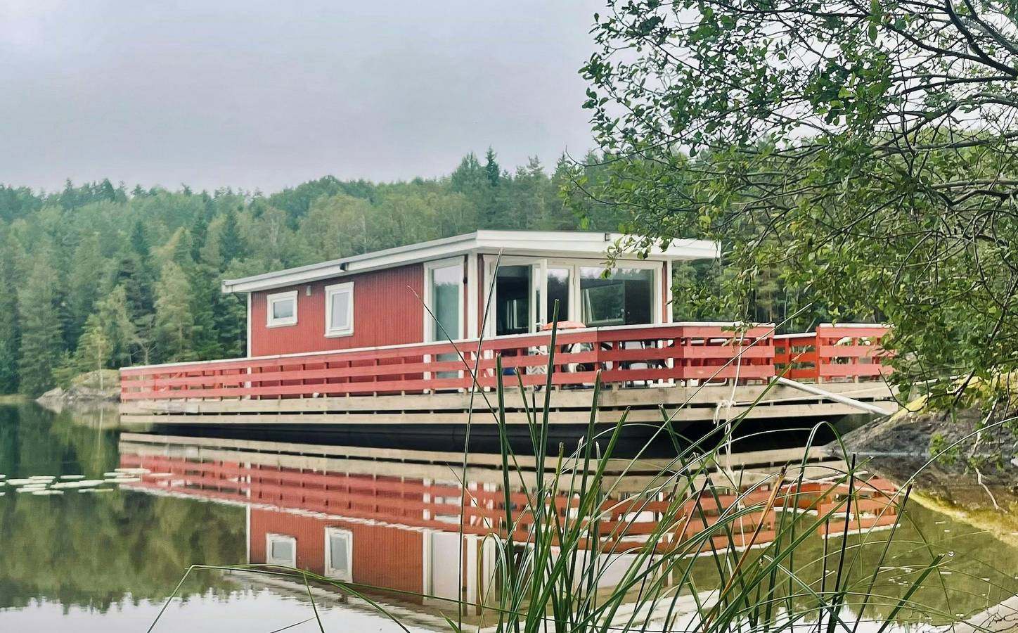Casa galleggiante ormeggiata sul corso d'acqua di Halden in Aremark