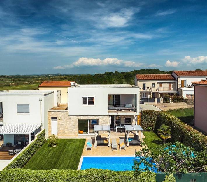 Ferienhaus für 6 Personen, mit Balkon und Terrasse sowie Garten und Pool