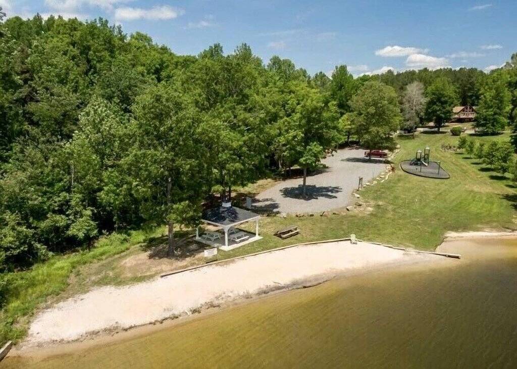 Enjoy lake life Free kayak and canoes. Relax at this family friendly lake house. in Lake Anna