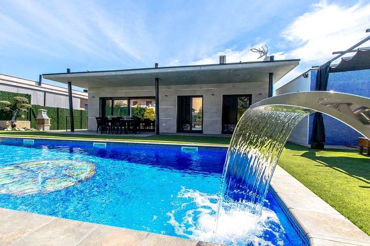 Casa rural para 8 personas, con Balcón además de Terraza y Jardín en Selva - 4