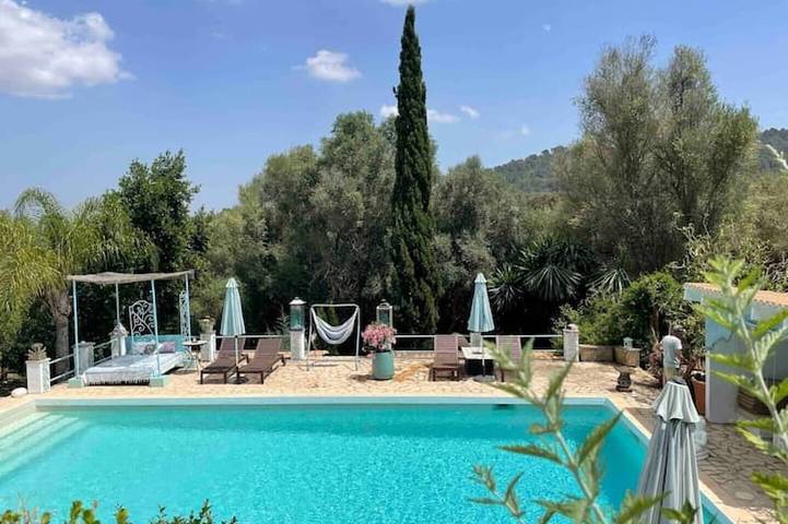 Gîte pour 2 personnes, avec jardin ainsi que terrasse et piscine, animaux acceptés à Petra