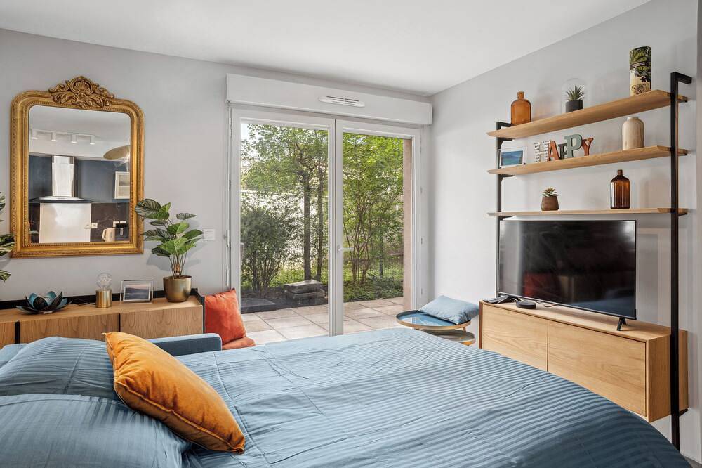 Entire apartment, Retro-chic elegance with terrace near the tramway in Saint-Priest, Rhône
