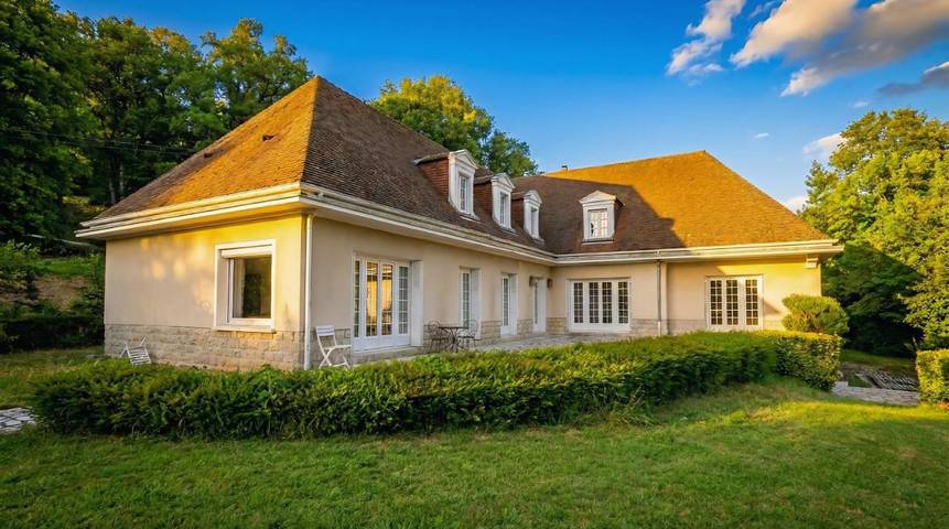Location de vacances pour 13 personnes, avec Terrasse ainsi que Jardin et Vue à Dunières