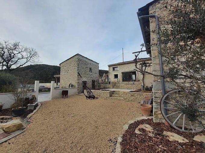 Gîte pour 6 personnes, avec piscine ainsi que terrasse et jardin à Montclar-sur-Gervanne