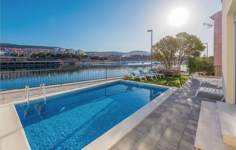 Location de vacances pour 10 personnes, avec terrasse à Šibenik