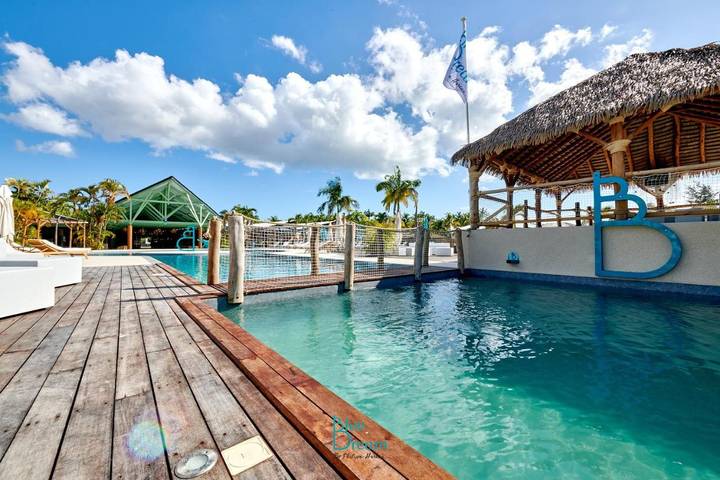 Gîte pour 2 personnes, avec bassin pour enfant ainsi que piscine et jardin dans Plage de Folle Anse