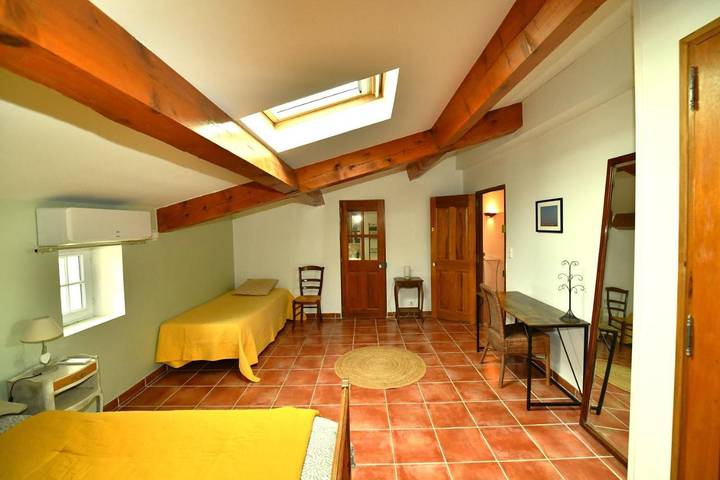 Chambre d’hôte pour 3 personnes, avec vue et terrasse ainsi que jardin et piscine, animaux acceptés à La Celle-sous-Gouzon