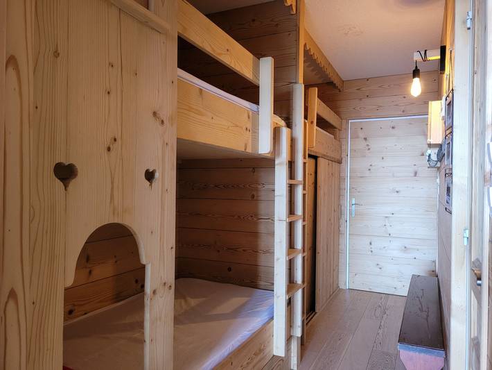 Entire studio, Spacious mountain studio, valley view balcony, central location, near slopes in Pra-Loup, Uvernet-Fours