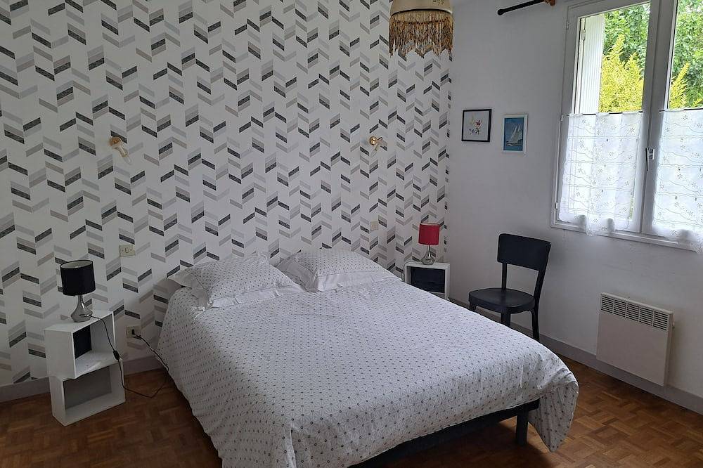 Large family house, 5 bedrooms, only 5 km from the Abers and soft sandy beaches in Plouguerneau, Brest region