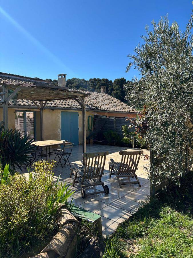 Gîte pour 4 personnes, avec vue et piscine ainsi que sauna et jardin à Vacqueyras