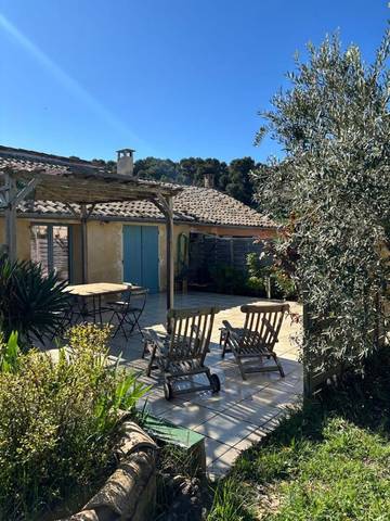 Gîte pour 4 personnes, avec vue et piscine ainsi que jardin et sauna à Vacqueyras