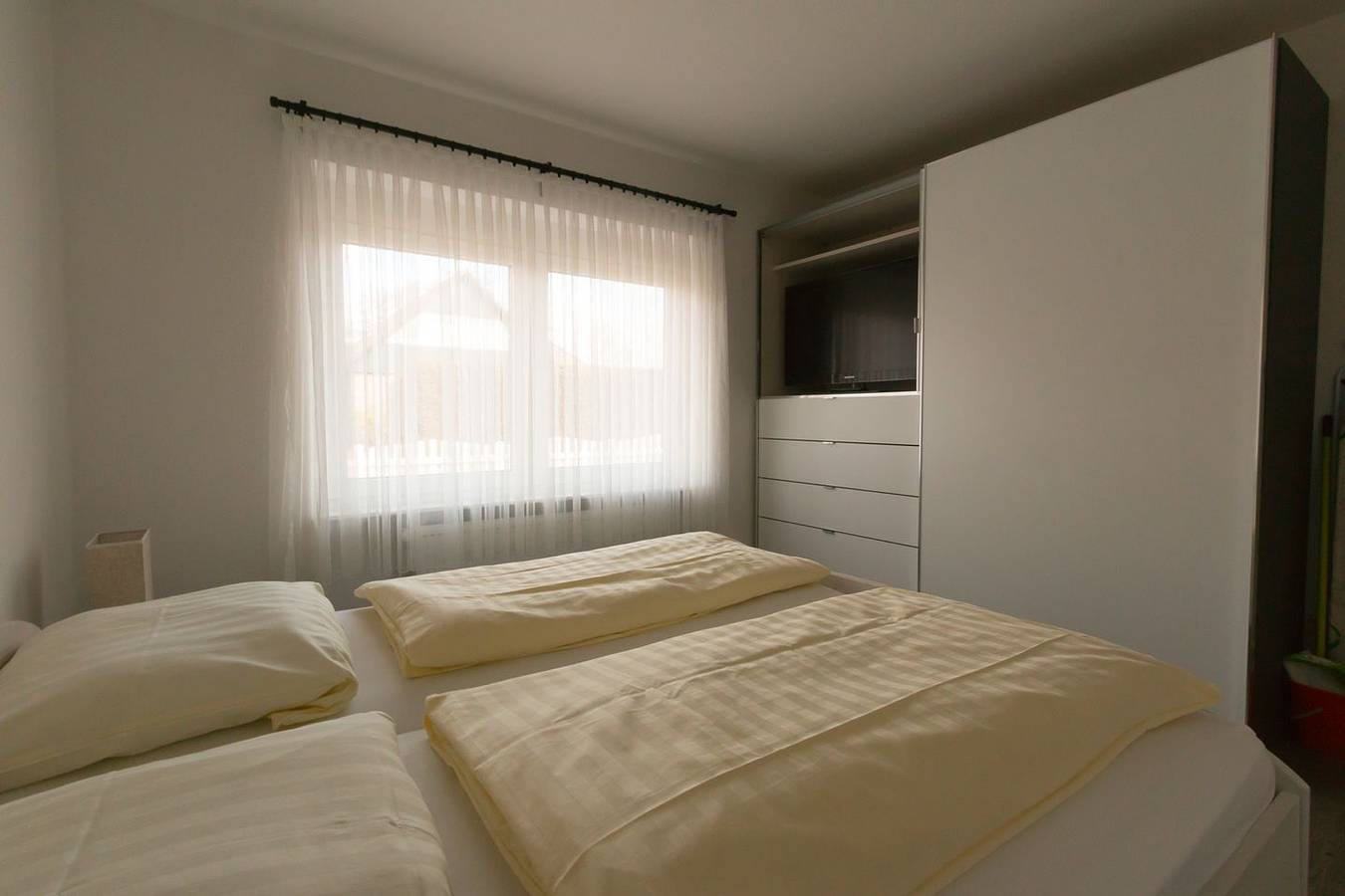 Ganze Wohnung, Dat Ferienhus Norddeich: Moderne Eg-Wohnung mit Terrasse und Gemeinschaftsgarten in Norddeich, Norden und Umgebung