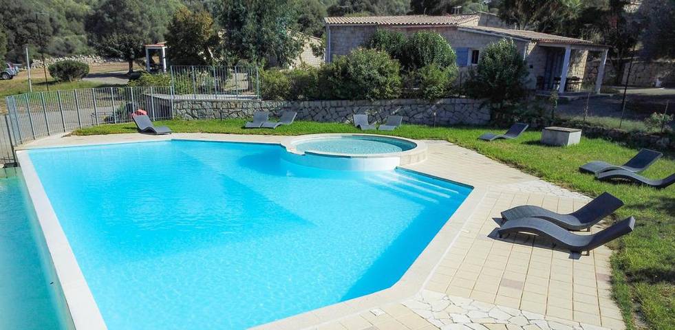 Gîte pour 2 personnes, avec Terrasse et Jardin ainsi que Bassin pour enfant et Piscine dans Filitosa