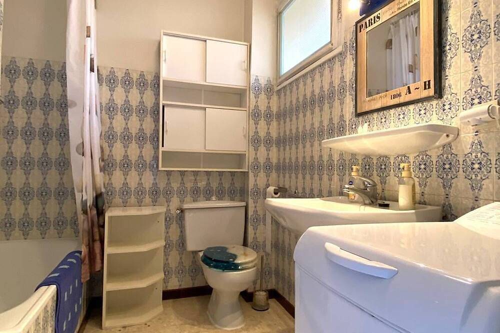 Entire apartment, Studio Classé 2 Étoiles en Rez-de-jardin Avec Grande Terrasse a 5 min à Pied du Centre Ville in Vernet-les-Bains, Parc naturel régional des Pyrénées catalanes