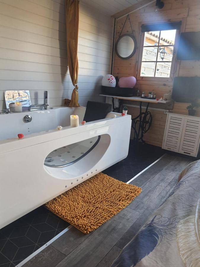 Deluxe Double Room with Bath in Trèbes, Région de Carcassonne