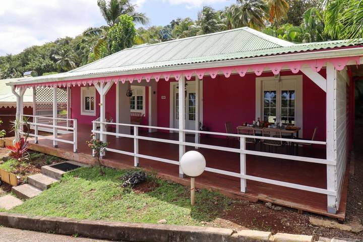 Location de vacances pour 4 personnes, avec terrasse ainsi que piscine et vue à Sainte-Marie