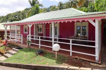 Location de vacances pour 4 personnes, avec piscine ainsi que terrasse et vue à Sainte-Marie