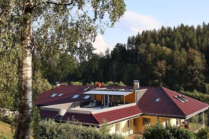 Ferienhaus für 32 Personen, mit Balkon und Whirlpool sowie Garten und Sauna