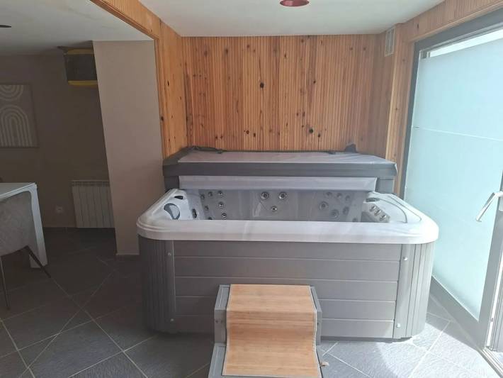 Entire apartment, Apartment Valenciennes 80 m² with spa in Valenciennes, Valenciennes region