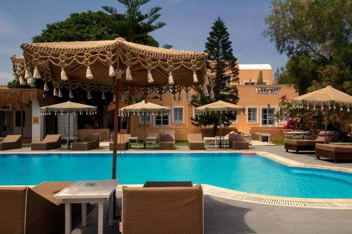 Appart’hôtel pour 4 personnes, avec Terrasse ainsi que Jardin et Piscine