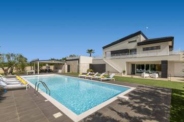 Location de vacances pour 8 personnes, avec jardin à Noci