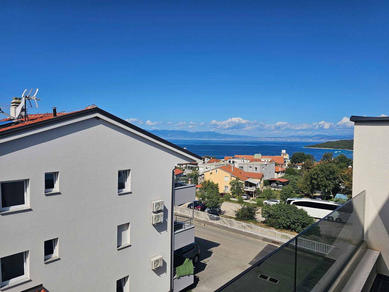 Ganze Ferienwohnung, Ferienwohnung modern eingerichtet mit Meerblick in Njivice, Krk