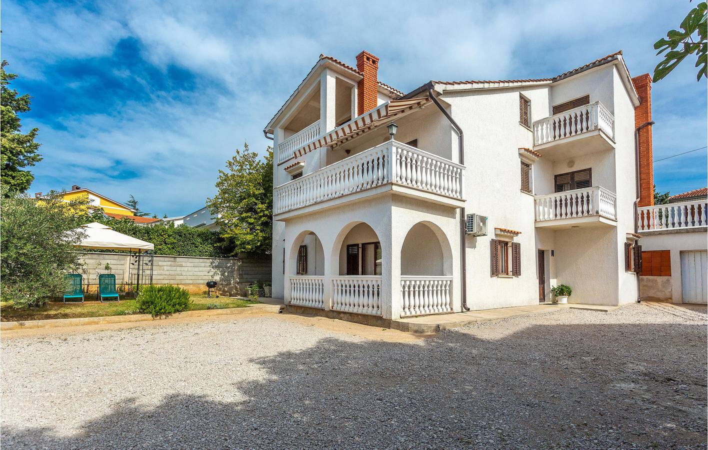 Ganze Ferienwohnung, Gemütlich, 2,5 km vom Strand entfernt: 71 m² große Wohnung mit Terrasse und Parkplatz in Omisalj, Krk