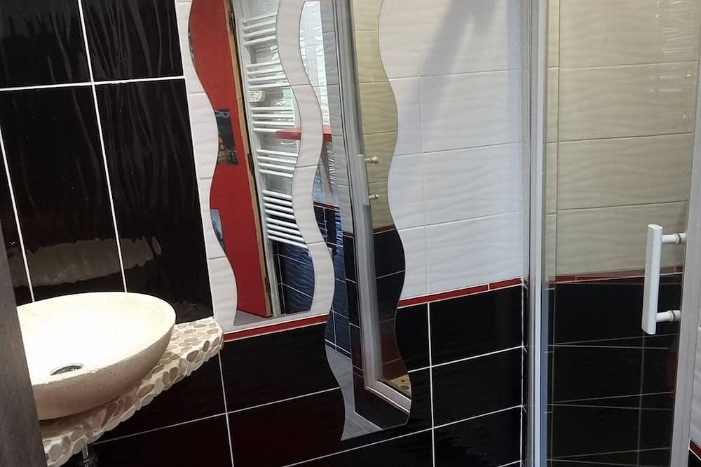 Ganze Wohnung, Apartment* Wifi * Spacious * Modern *4/5 Persons in Isola 2000, Isola