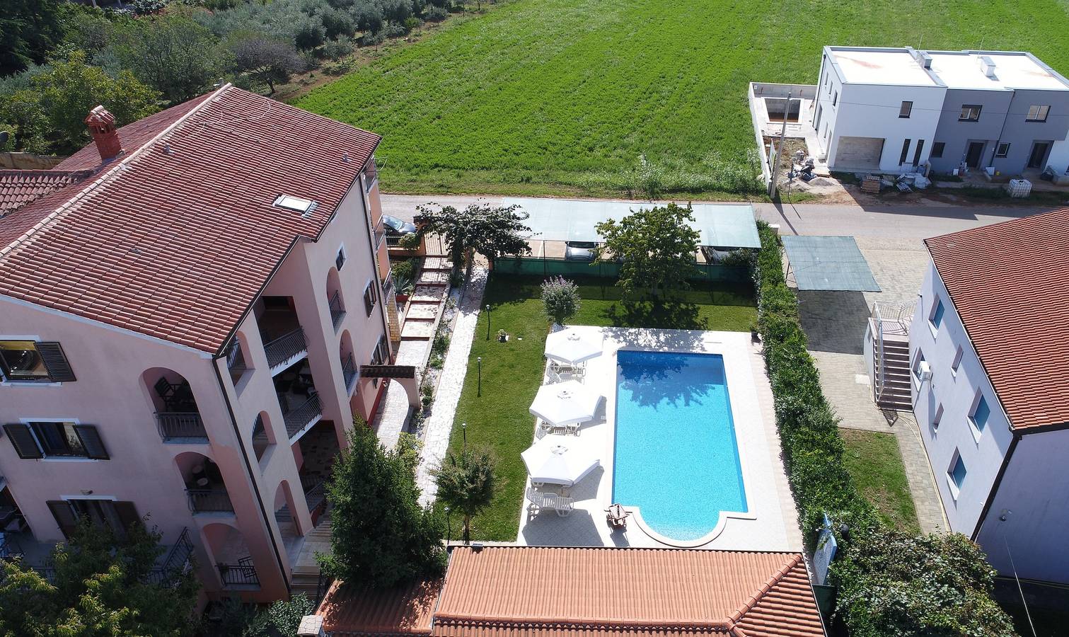 Kamer met een terras Novigrad S-6951-a in Novigrad, Mareda