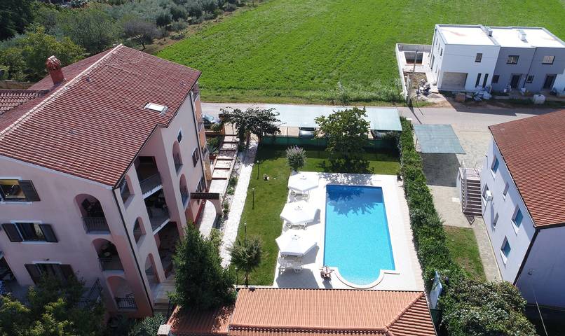 Ferienwohnung für 2 Personen, mit Pool und Balkon/Terrasse