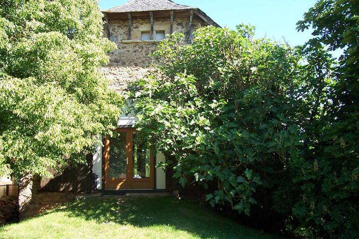 Gîte pour 4 personnes, avec vue sur le lac et vue ainsi que bassin pour enfant et jardin, animaux acceptés à Compolibat