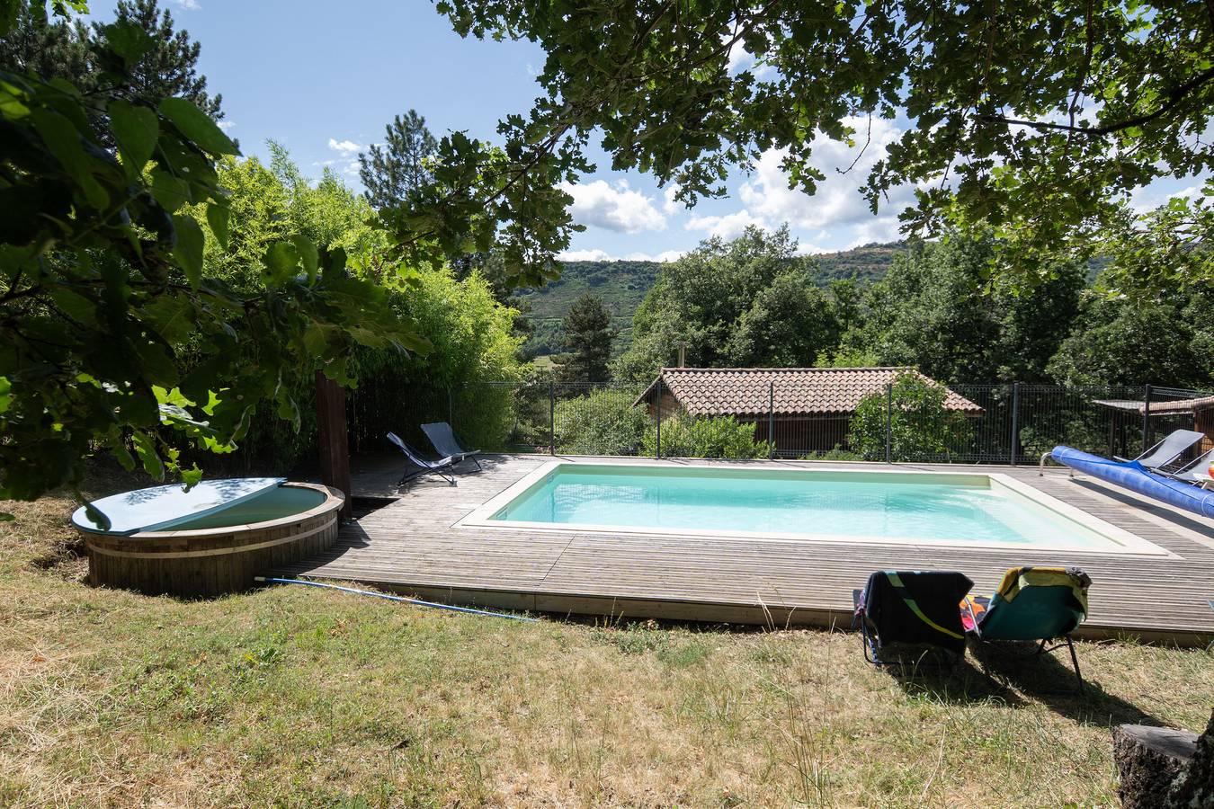 Chalet 'Vert 4 Personnes' avec balcon et Wi-Fi in Darbres, Ardèche