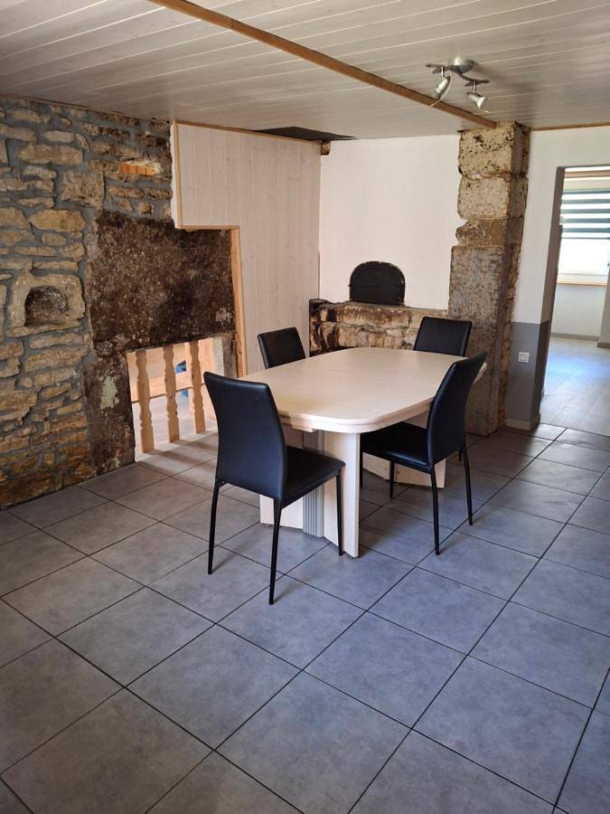Gîte pour 6 personnes, avec jardin à Verrières-de-Joux - 4